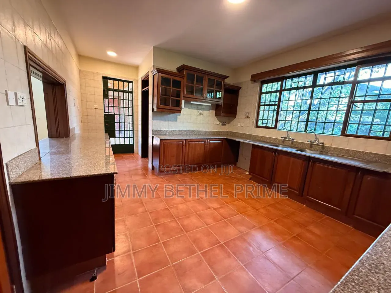 5bdrm House in Nyari for sale