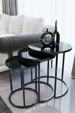 Coffee Table; Three Piece Round Top Nesting Coffee Table Set
