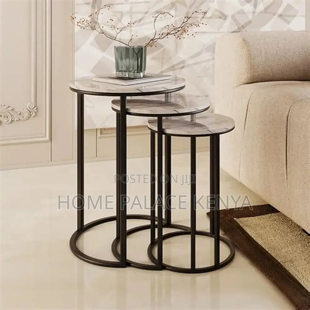 Coffee Table; Three Piece Round Top Nesting Coffee Table Set