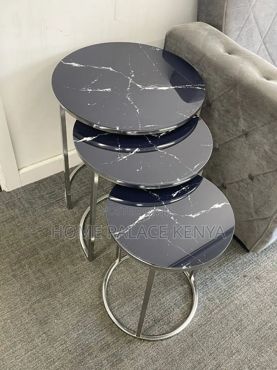Coffee Table; Three Piece Round Top Nesting Coffee Table Set