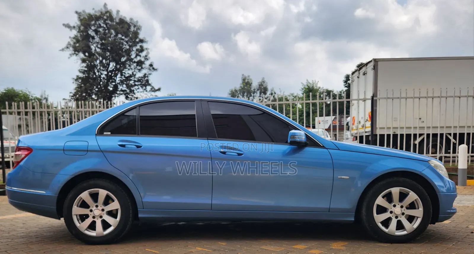 Mercedes-Benz C200 2011 Blue