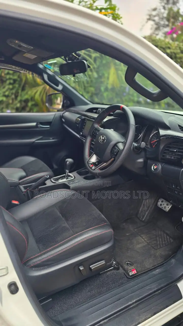 Toyota Hilux 2021 White