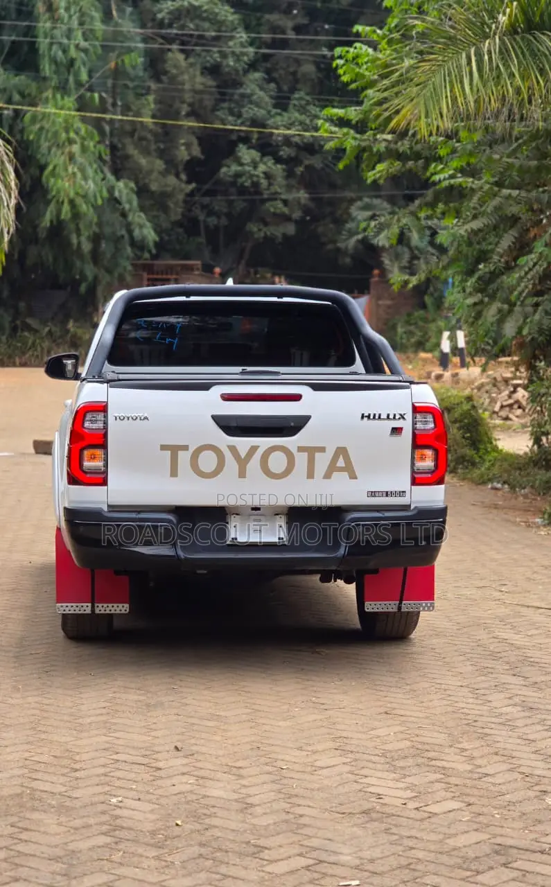 Toyota Hilux 2021 White