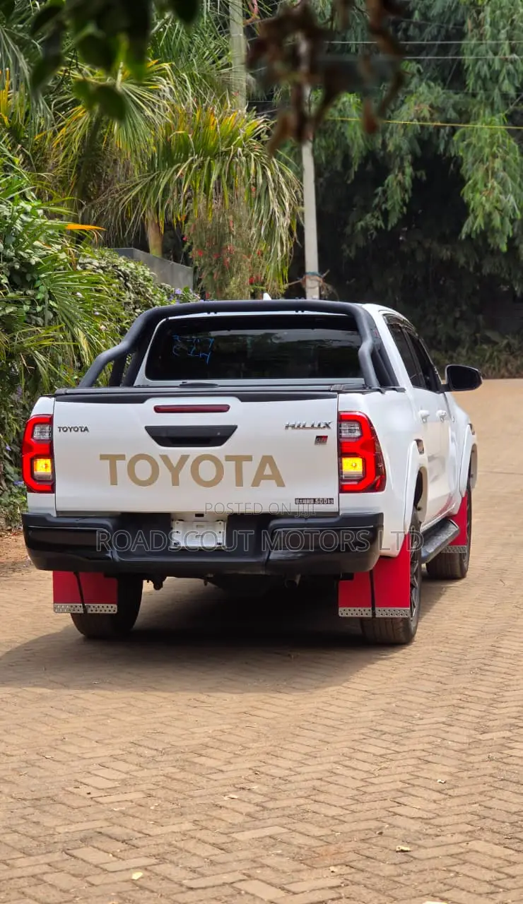 Toyota Hilux 2021 White