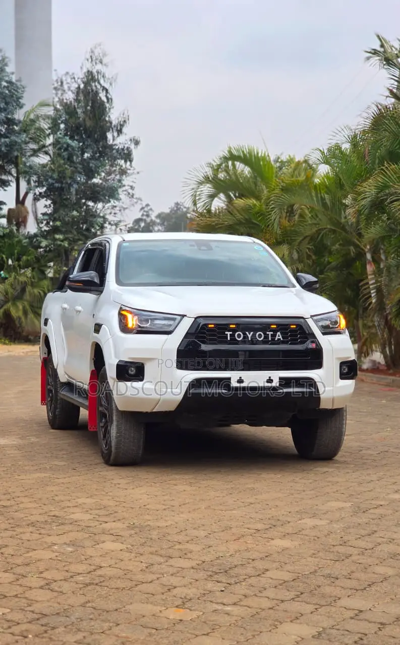 Toyota Hilux 2021 White