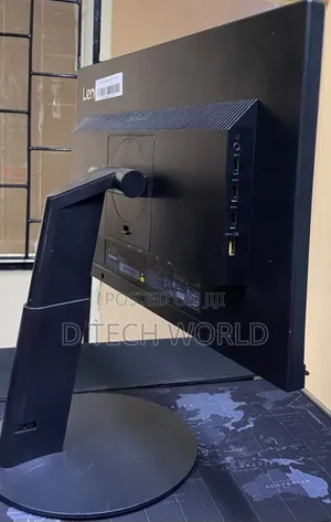 Lenovo Think Vision 22” Edge to Edge 
HDMI Port
Display 
Vga
USB