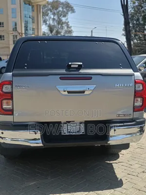 Toyota Hilux 2021 Silver