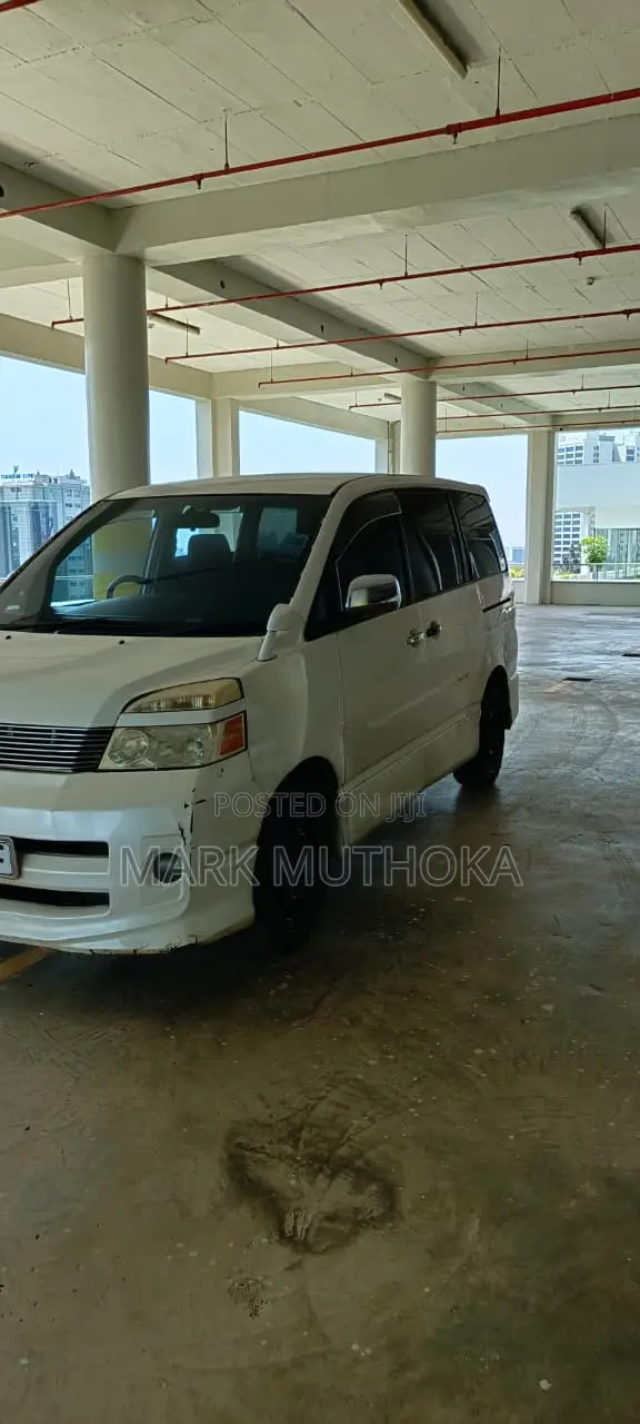 Toyota Voxy 2005 White