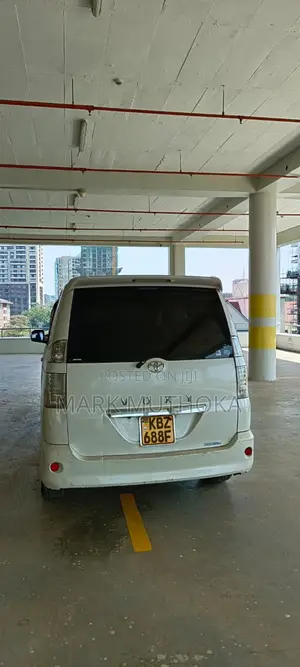 Toyota Voxy 2005 White