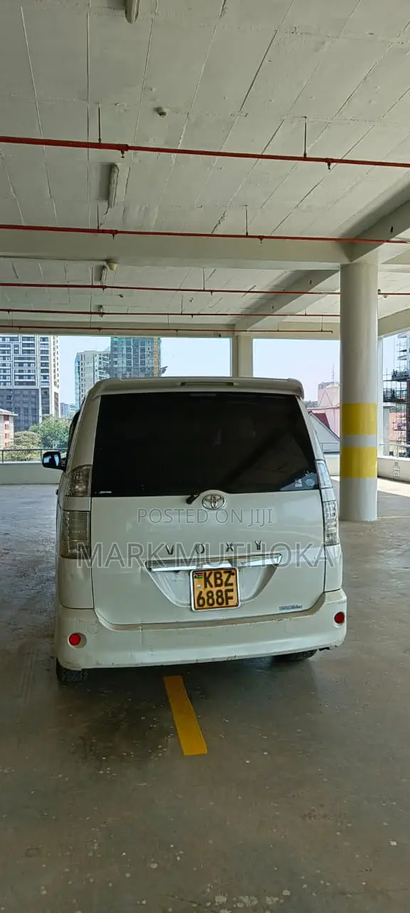 Toyota Voxy 2005 White