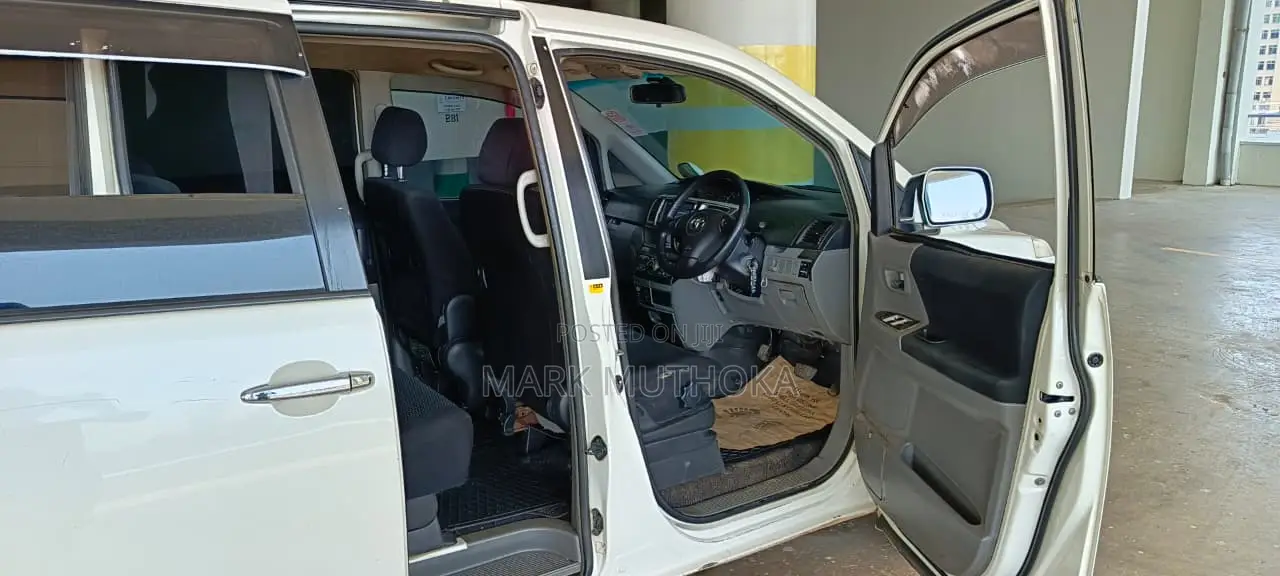 Toyota Voxy 2005 White