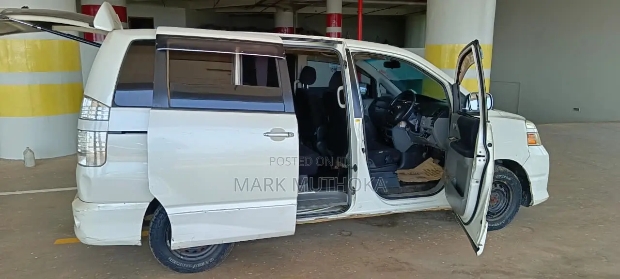 Toyota Voxy 2005 White