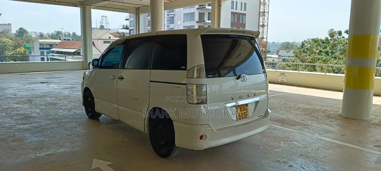 Toyota Voxy 2005 White