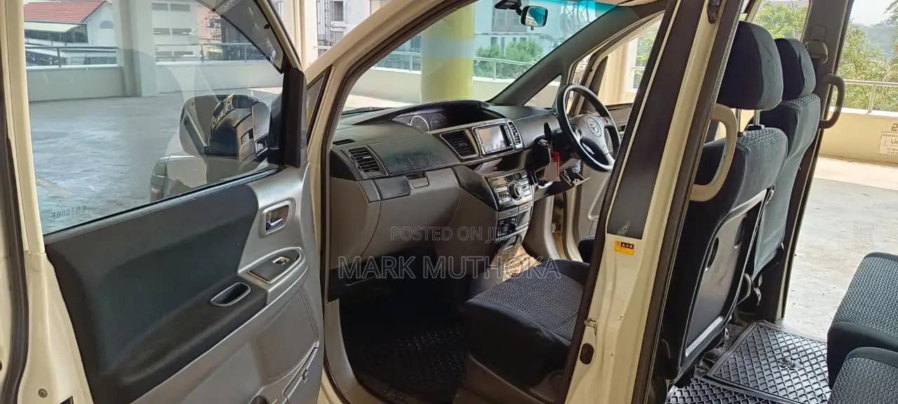 Toyota Voxy 2005 White