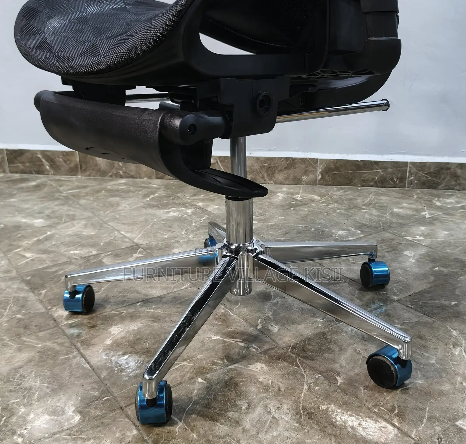 Office Chair: Ergonomic Mesh Chair