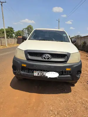 Toyota Hilux 2.5 D-4D 4X4 SRX 2010 White
