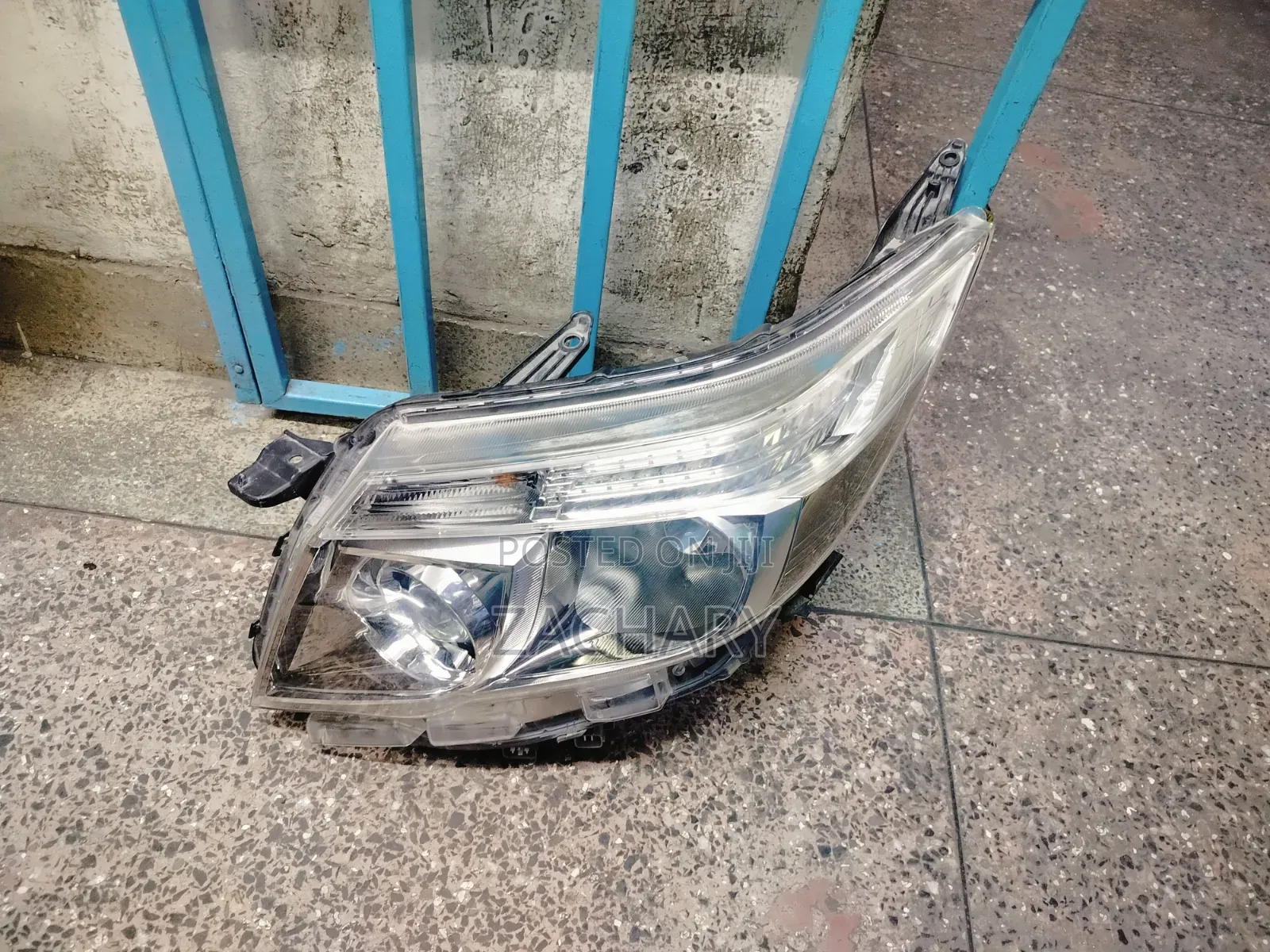 Noah 2015 Headlight Xenon