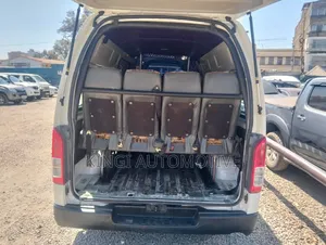 Toyota HiAce 2018 White