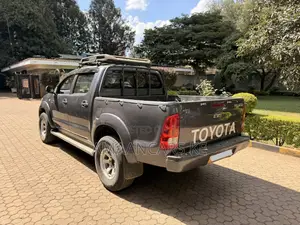 Toyota Hilux 2.5 D-4D 4X4 SRX 2010 Gray