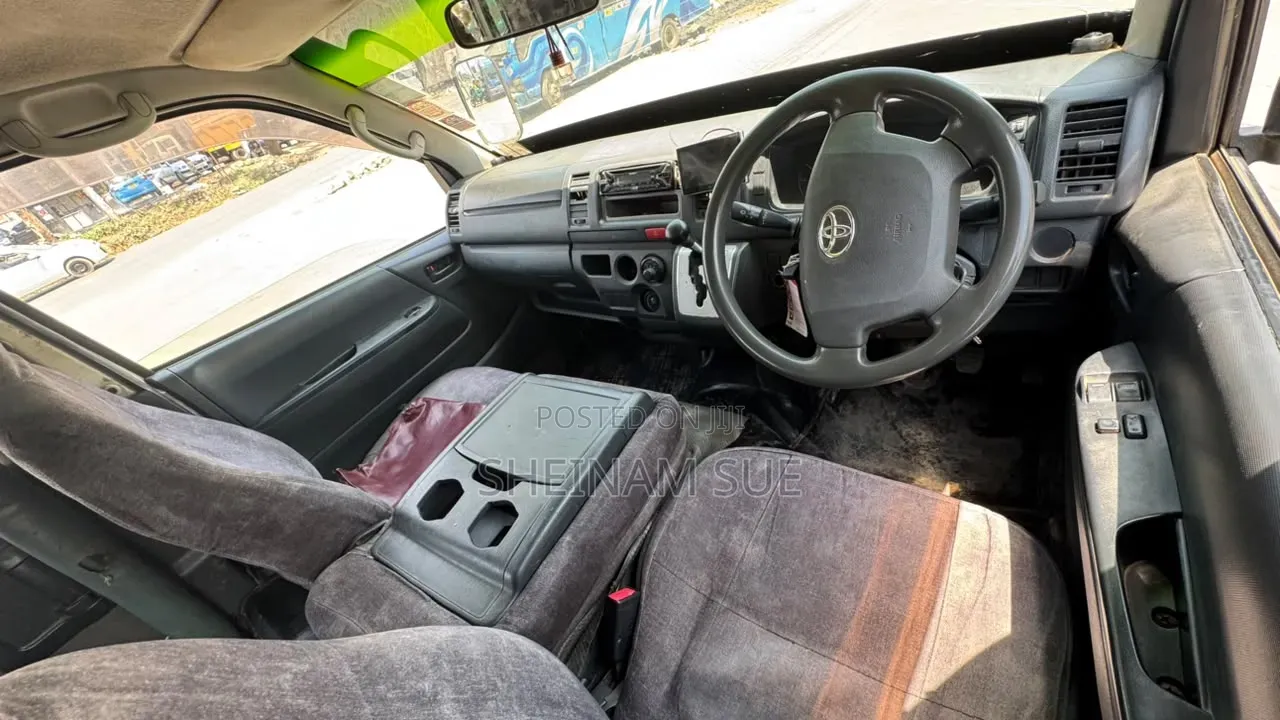 Toyota HiAce 2013 Yellow