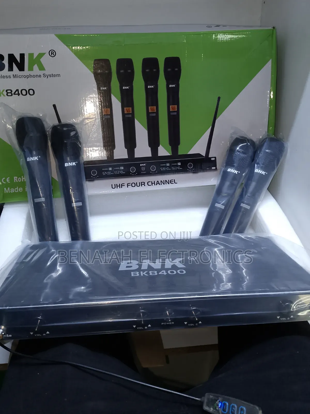 BNK Microphone Uhf Four Channels Microphone