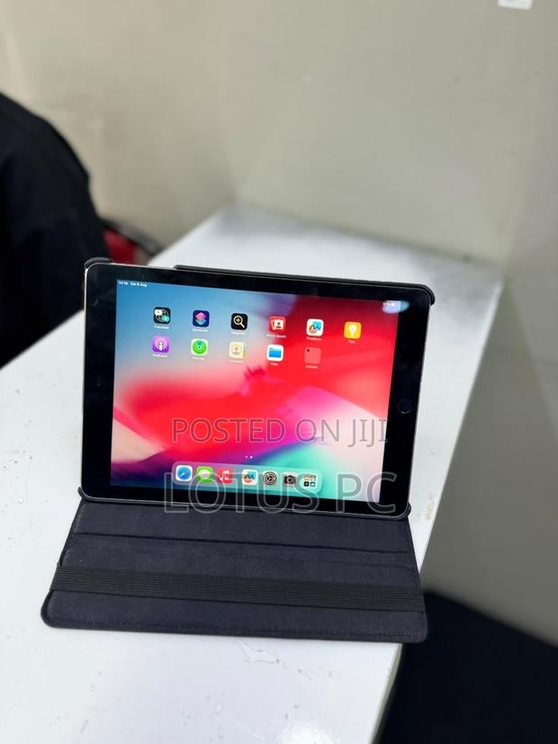 Apple iPad Pro 9.7 (2016) 32 GB Gray - main view