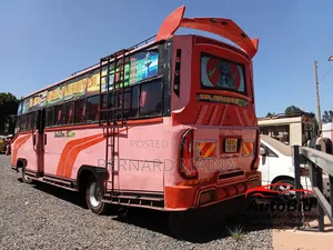 Hino Dutro 2014 Orange