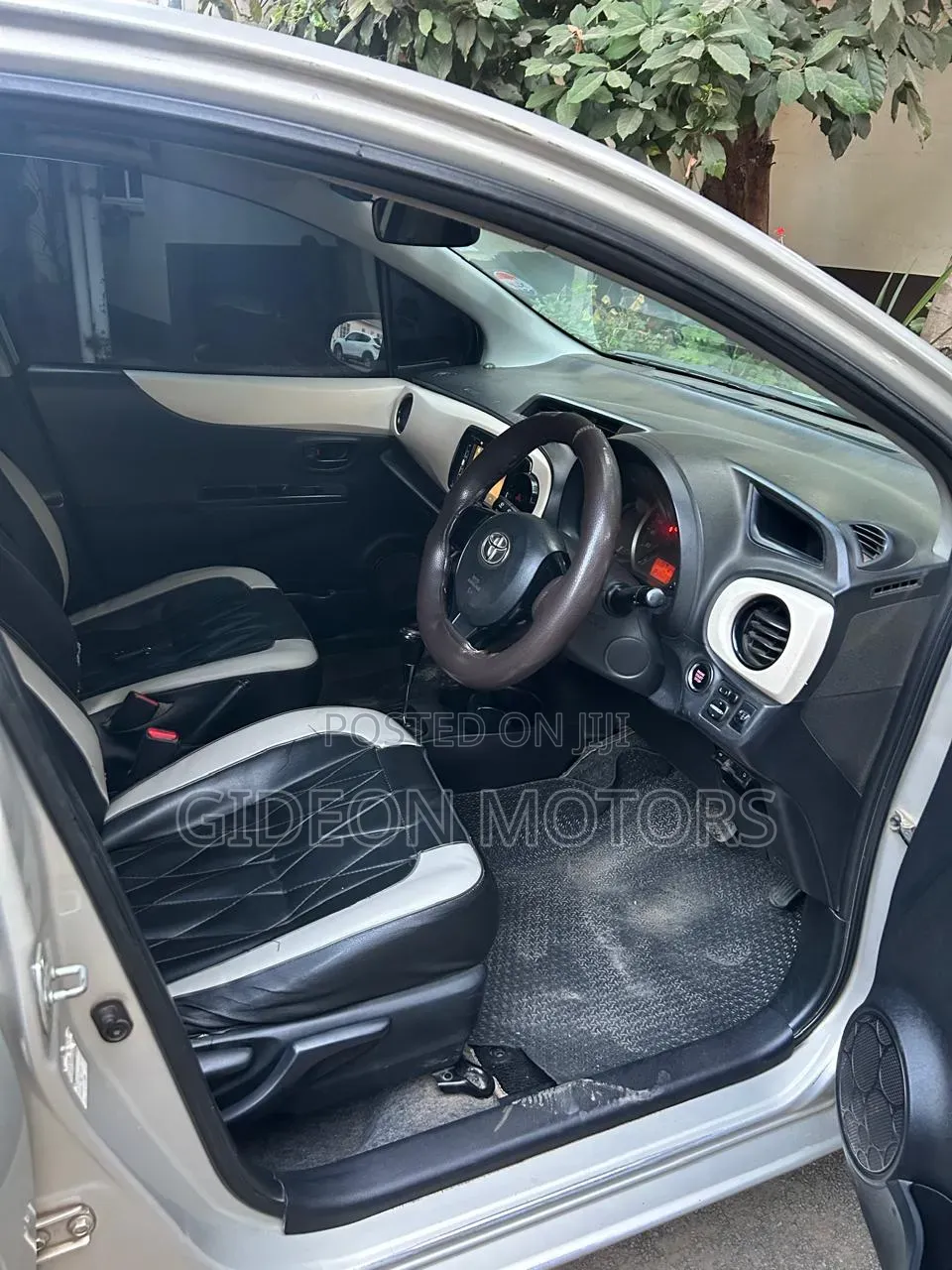 Toyota Vitz 2013 Silver