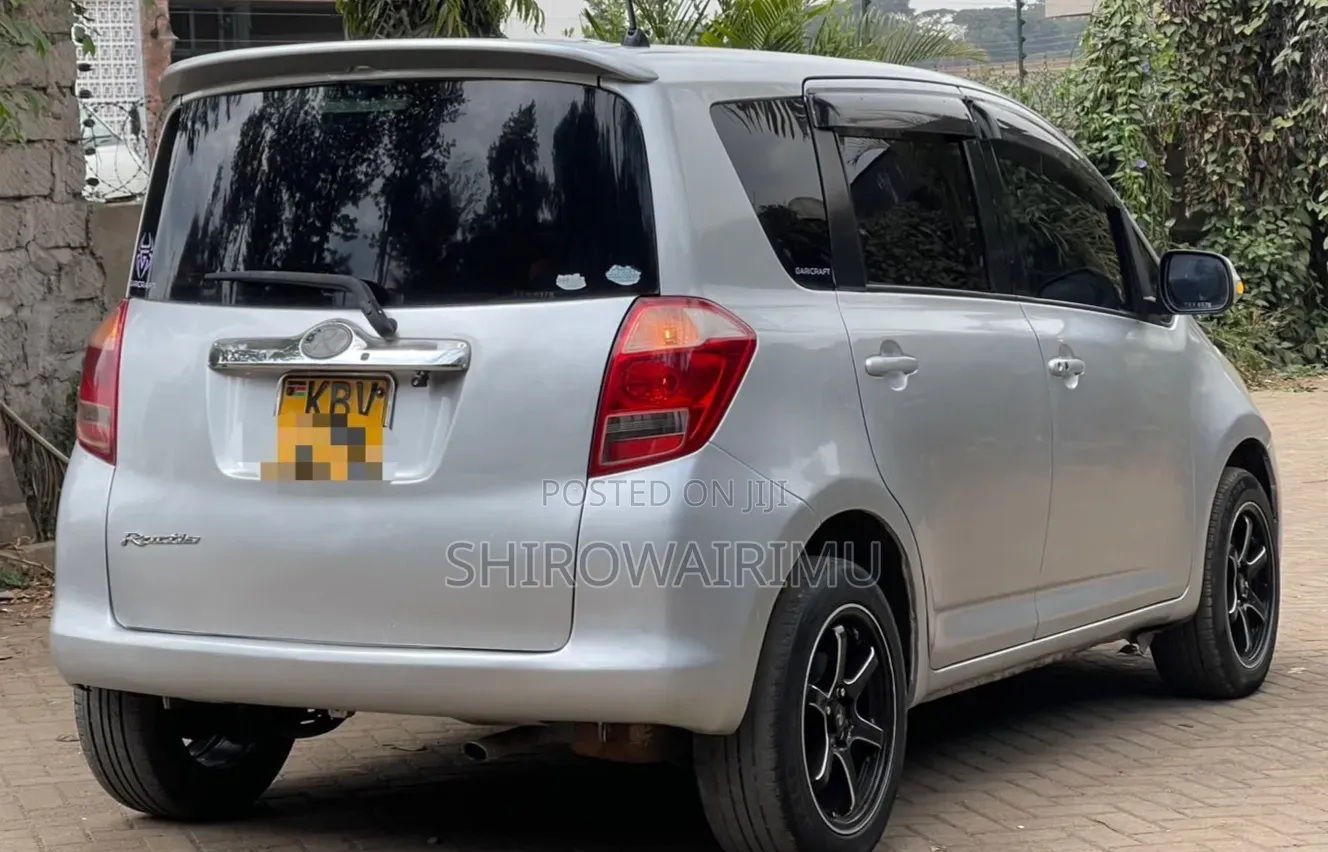 Toyota Ractis 2006 Silver