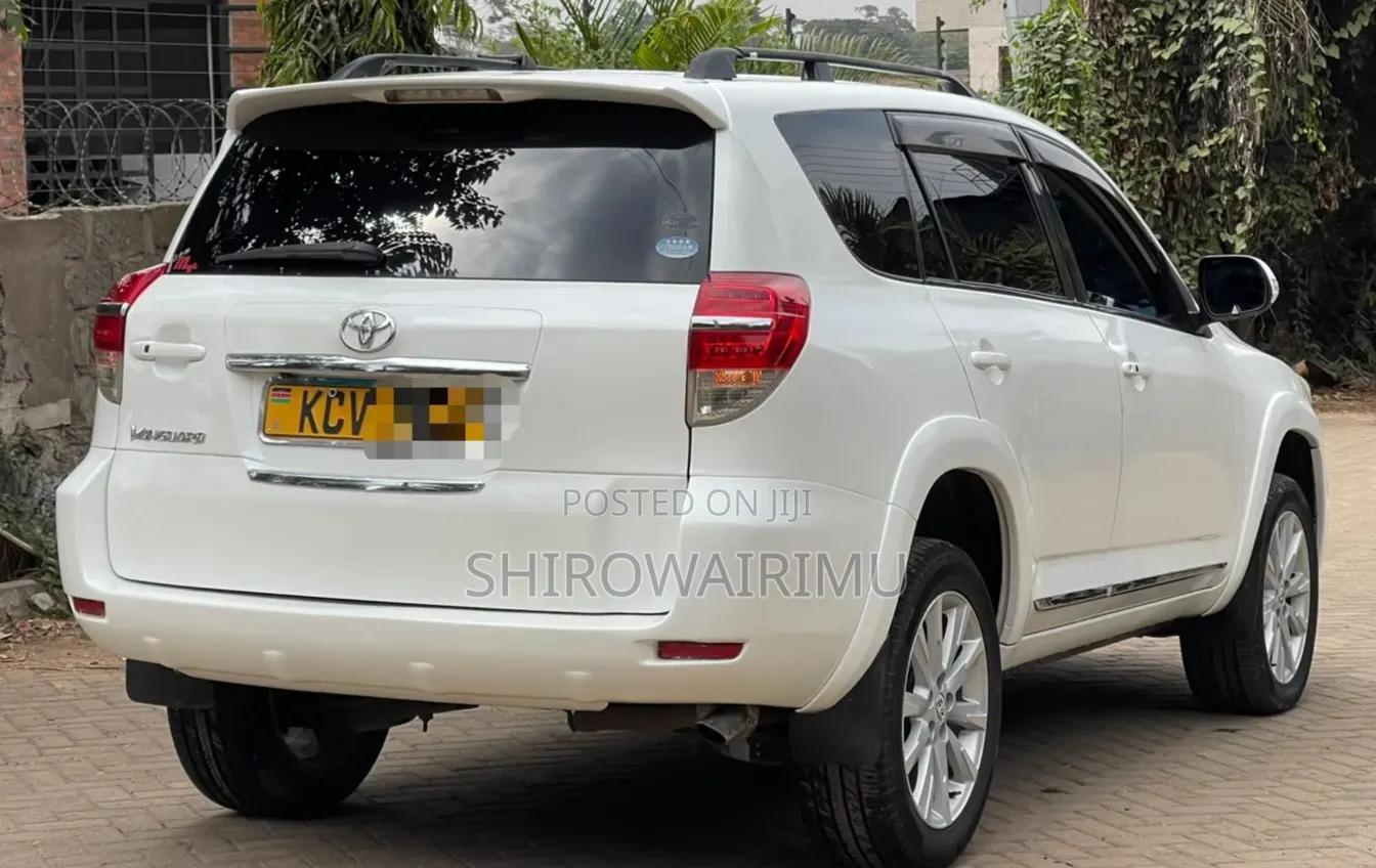 Toyota Vanguard 2012 White