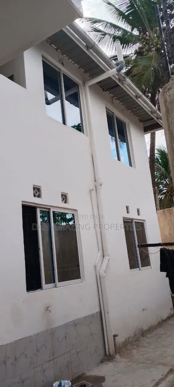 5bdrm Maisonette in Kombani, Tiwi for rent