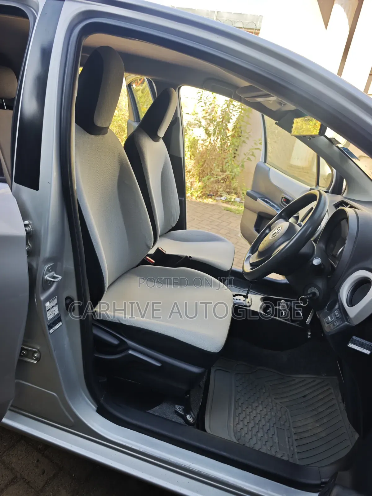 Toyota Vitz 2013 Silver