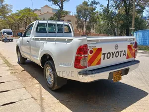 Toyota Hilux 2014 White