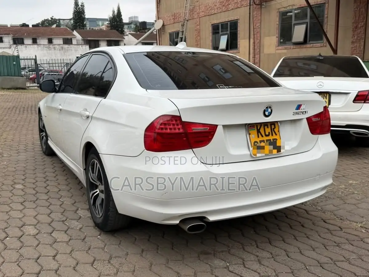 BMW 320i 2011 White