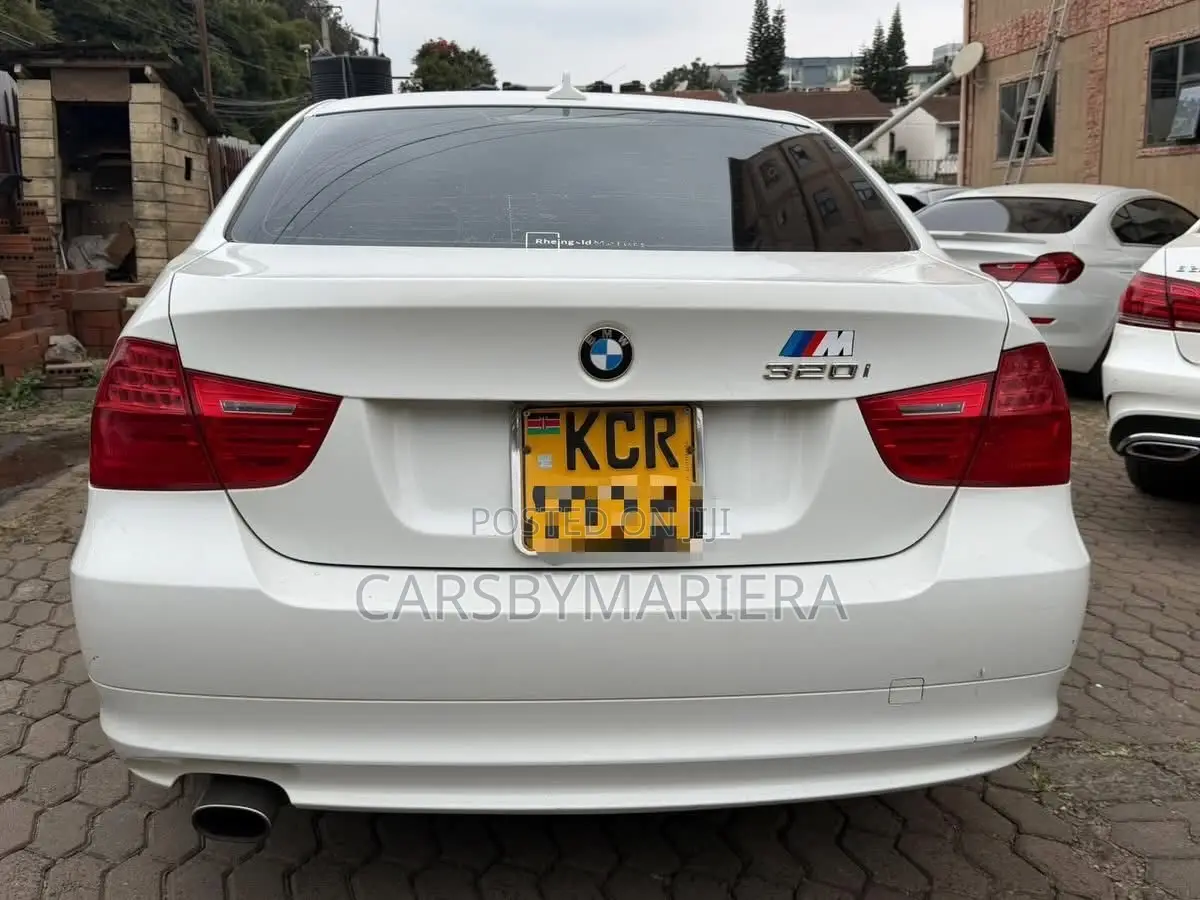 BMW 320i 2011 White