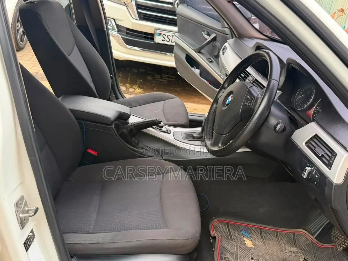 BMW 320i 2011 White