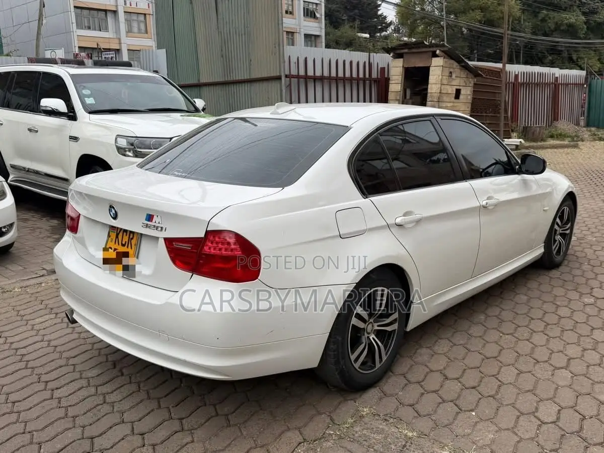 BMW 320i 2011 White