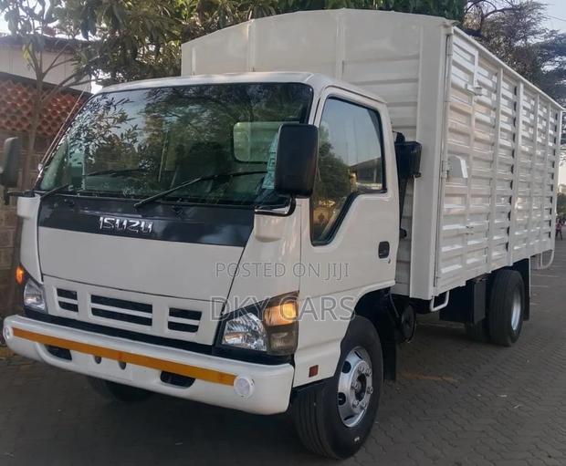 Isuzu NPR 2016 White - main view