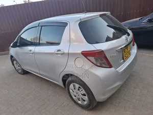 Toyota Vitz 2010 Silver