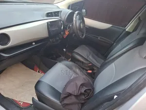 Toyota Vitz 2010 Silver