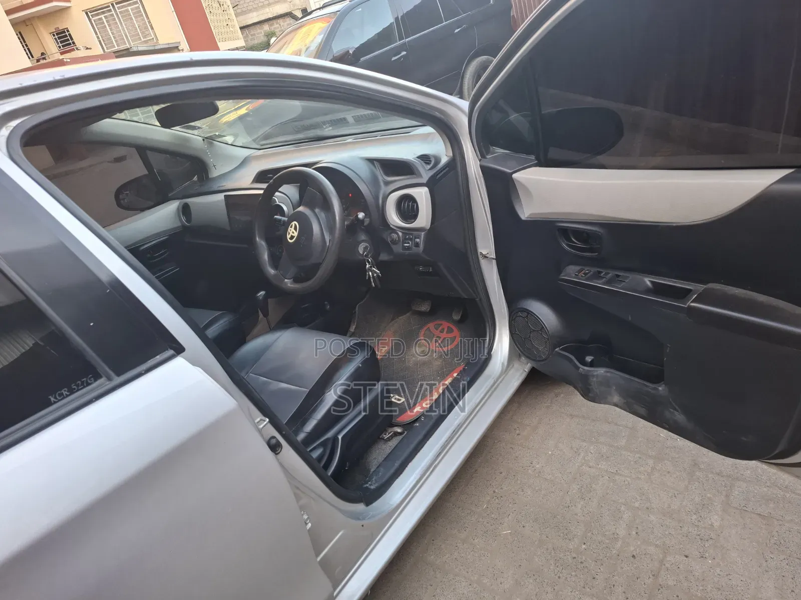 Toyota Vitz 2010 Silver