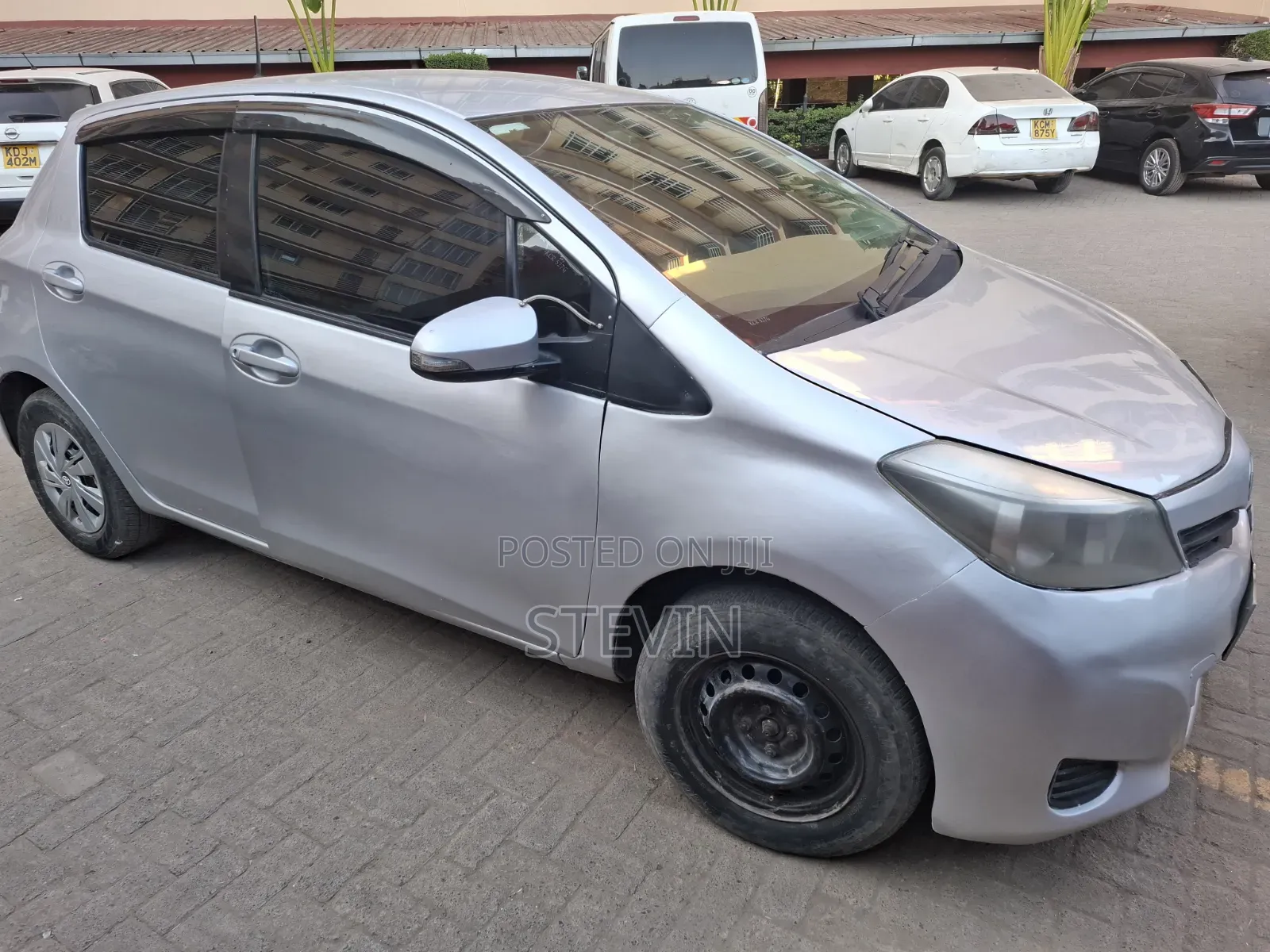 Toyota Vitz 2010 Silver