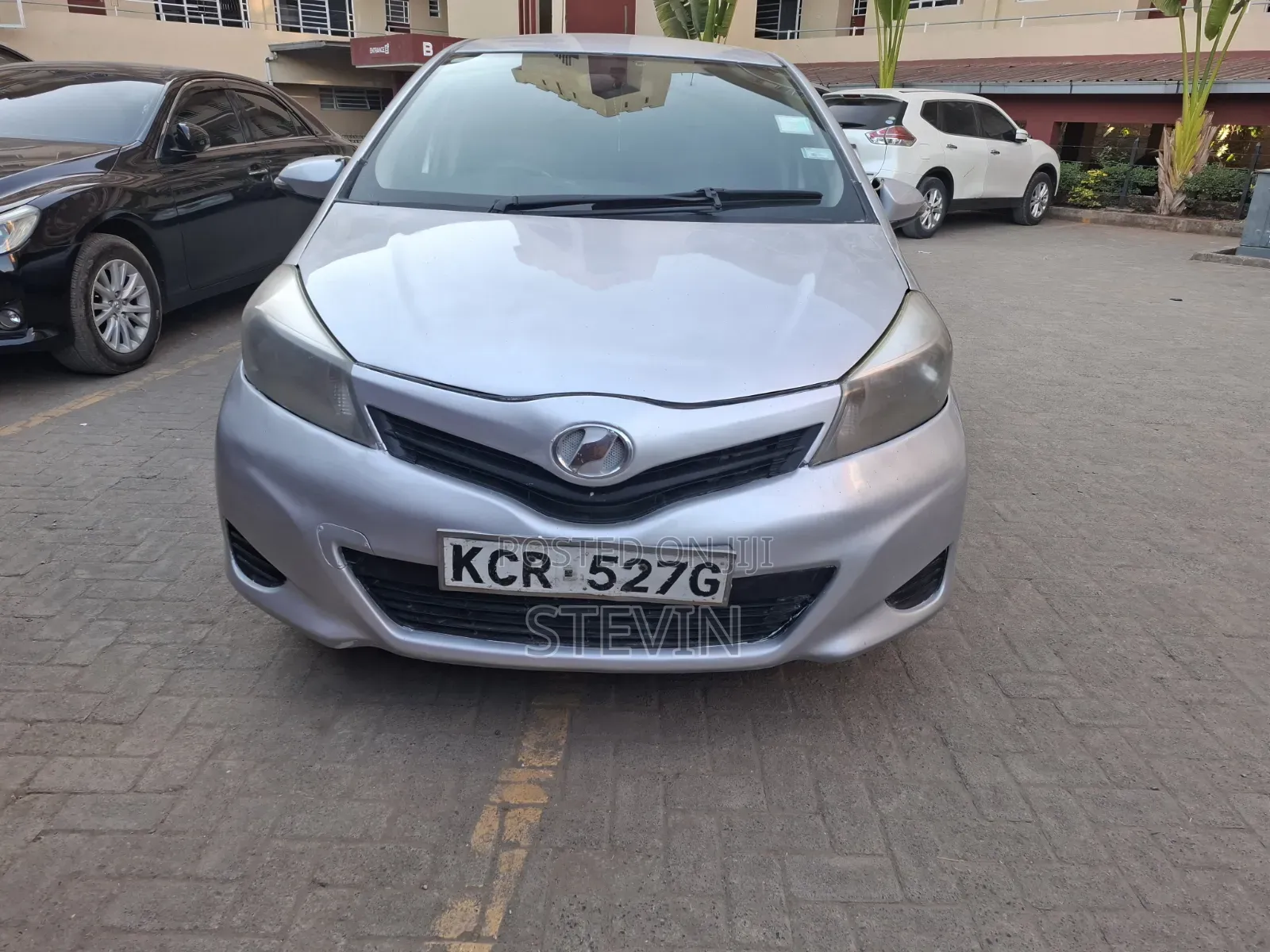 Toyota Vitz 2010 Silver