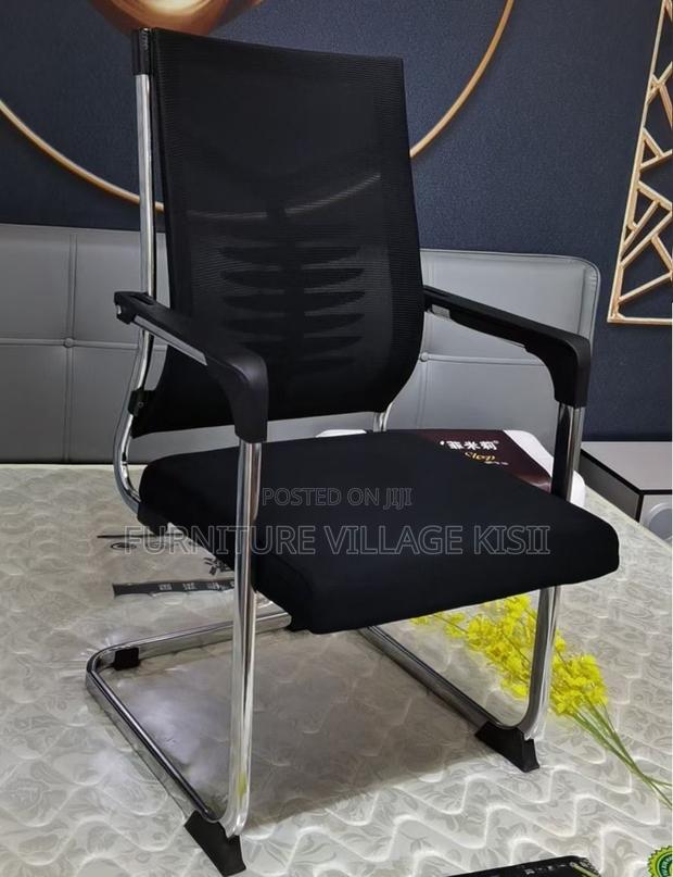 Office Chair: Ergonomic Mesh Visitors Seat - thumbnail 4
