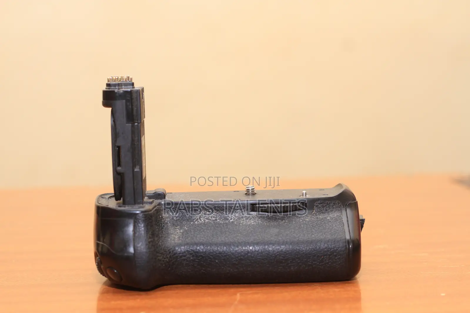 Canon 90d Body, Battery Grip, Canon Ef 100mm F2.8 and 2 Batteries