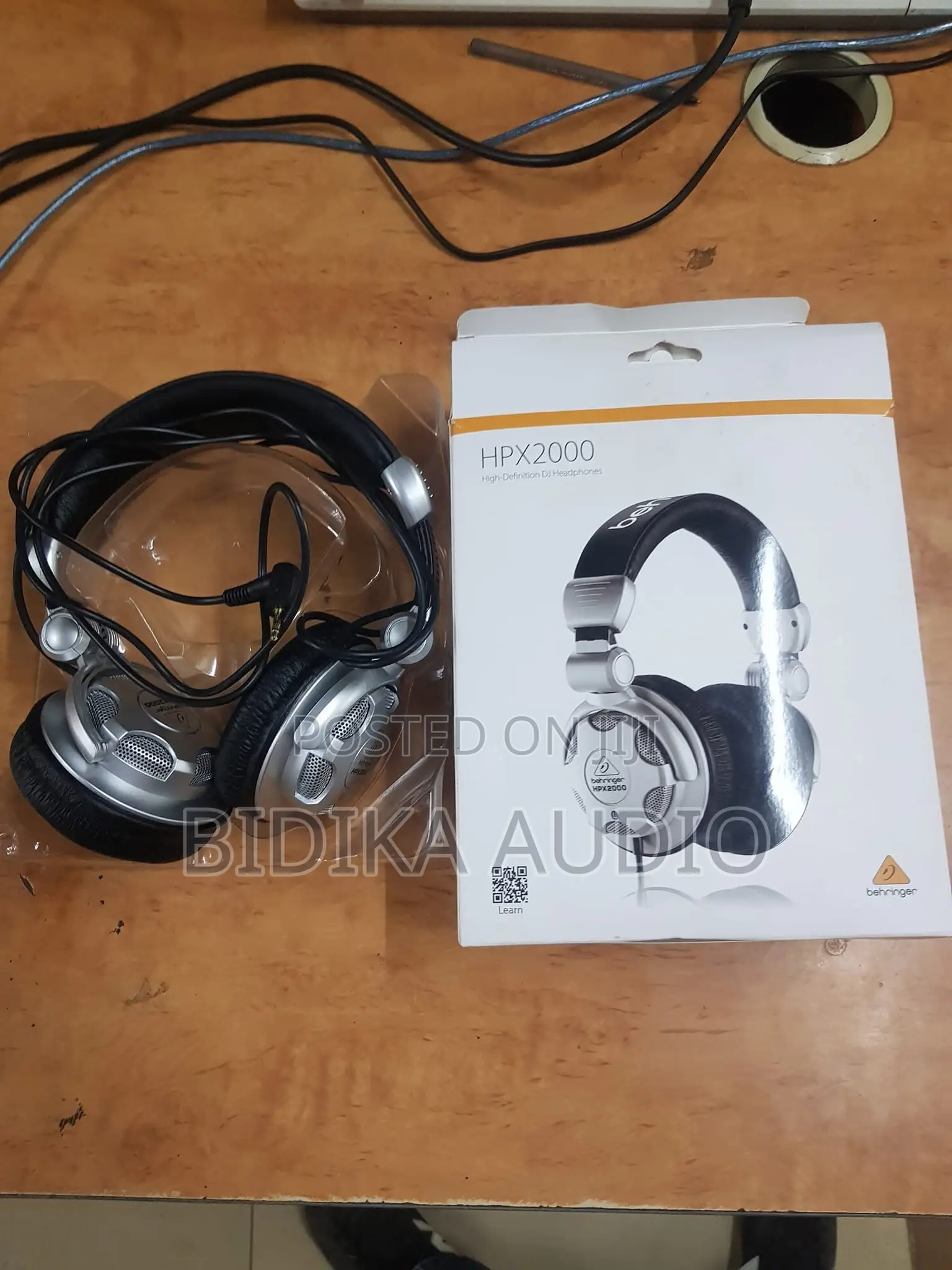 Behringer HPX2000 Wired Supra-Aural Closed-Back DJ Headphones