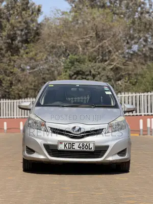 Toyota Vitz 2015 Silver