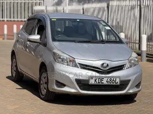 Toyota Vitz 2015 Silver