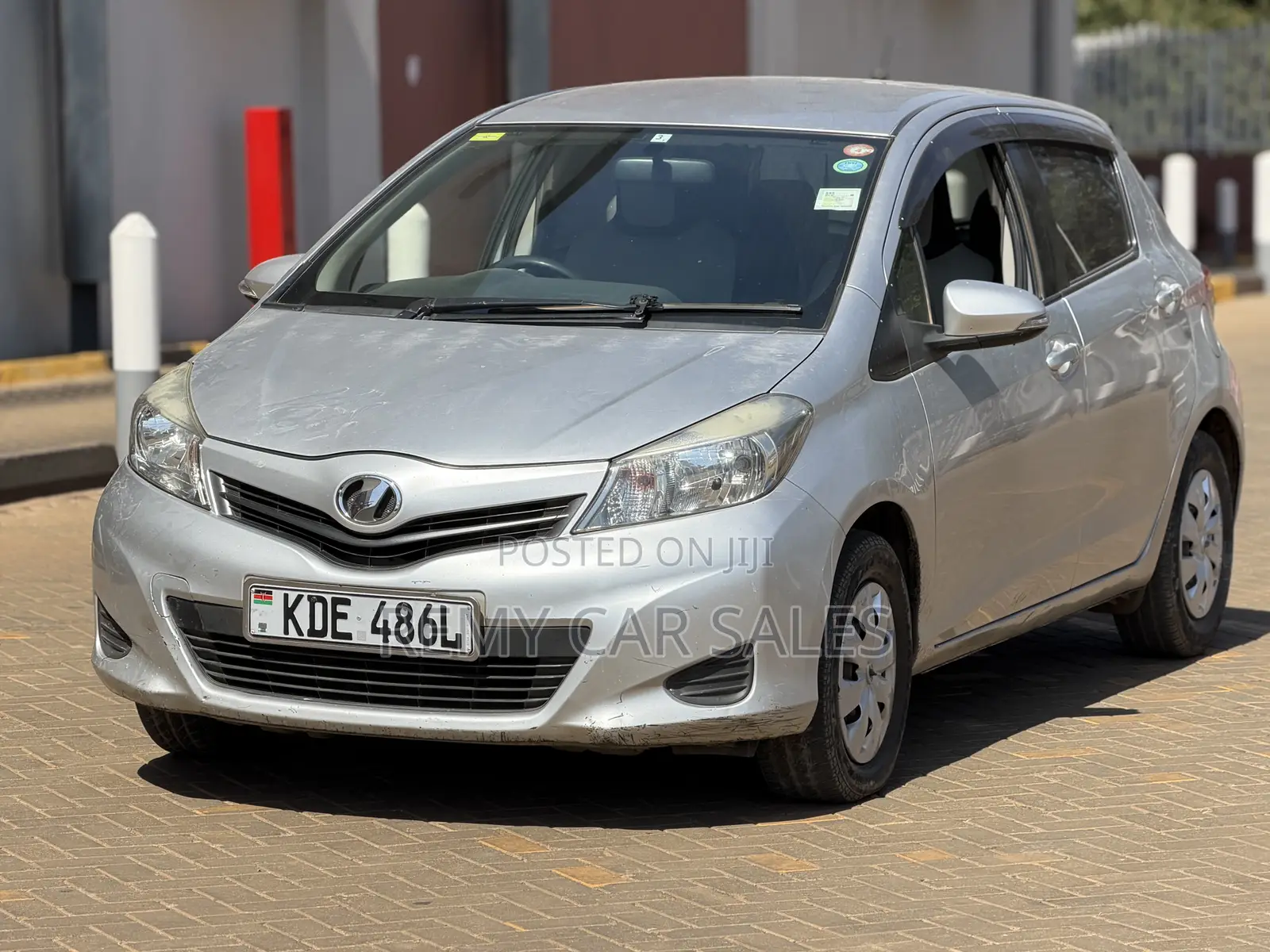 Toyota Vitz 2015 Silver