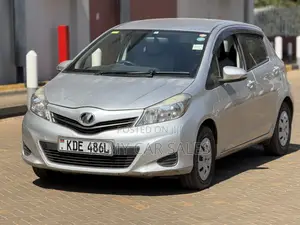 Toyota Vitz 2015 Silver